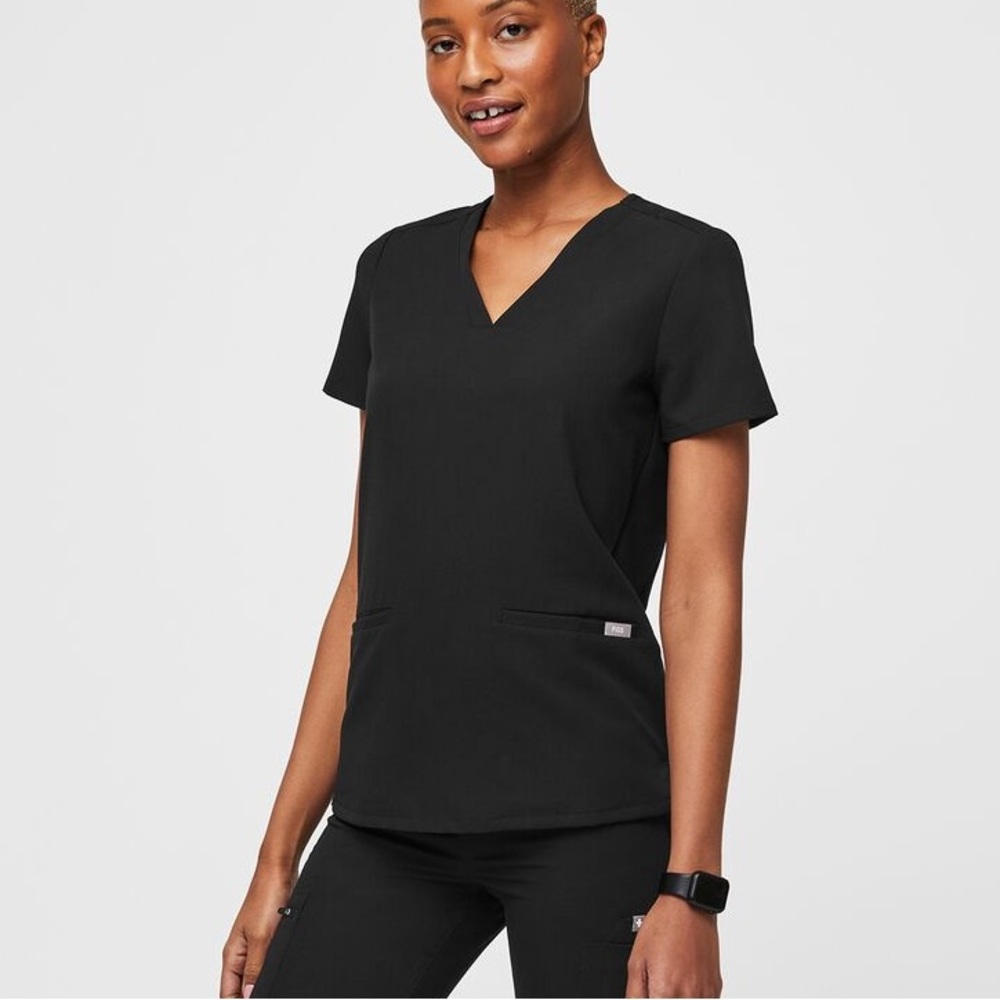 FIGS Casma™ Three-Pocket Scrub Top black